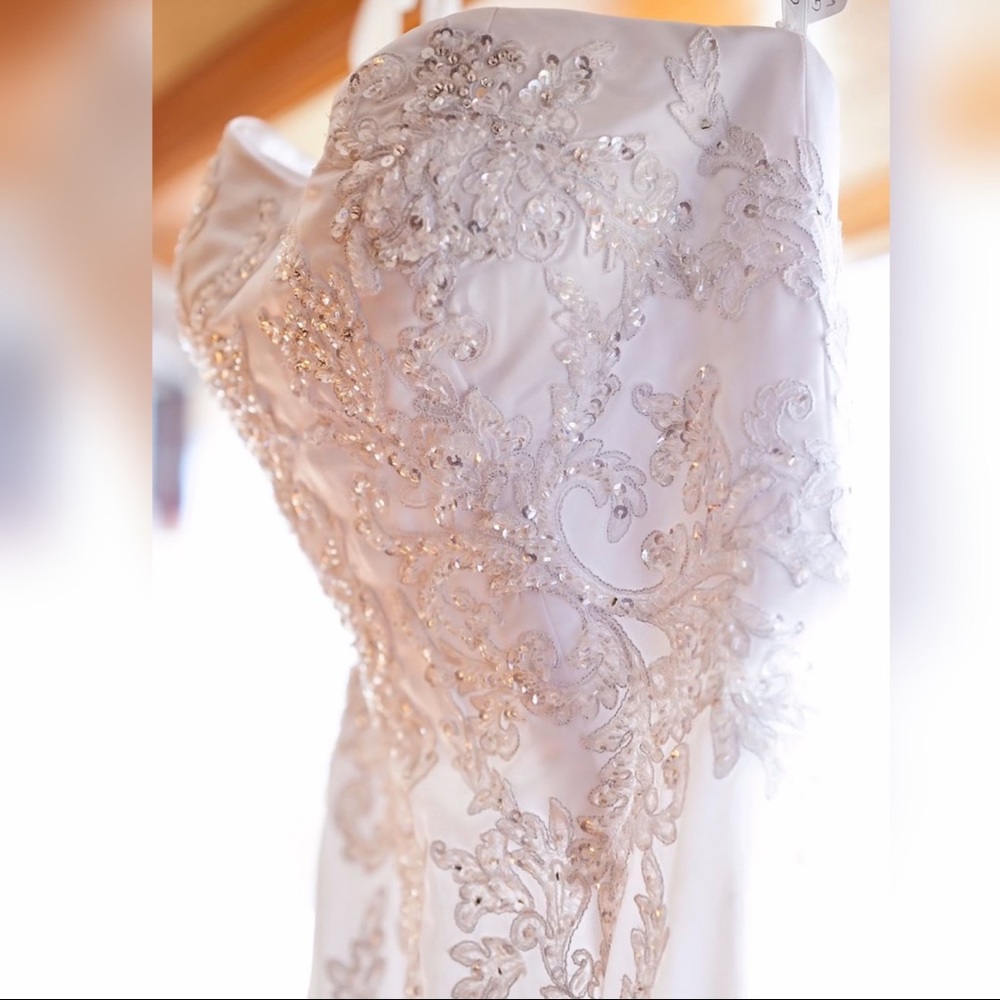 Wedding Dress Size 8 (Veil Included)